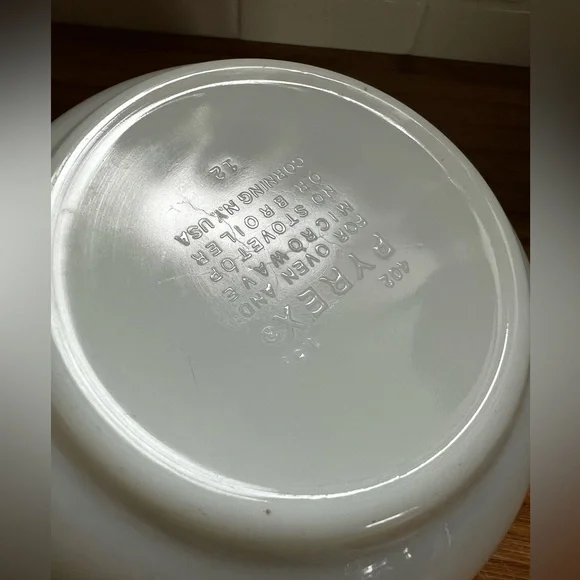 Vintage Pyrex Bowl - Picture 9 of 12